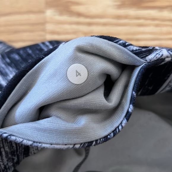 Lululemon Black and White Crop Leggings - Picture 4 of 4